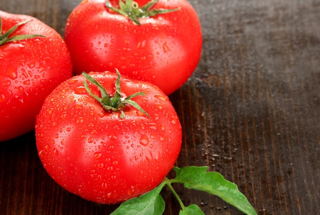 Tomates frescos na mesa de madeira