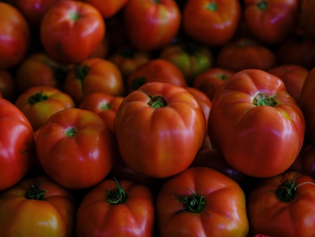 Foto tomates frescos no mercado foto