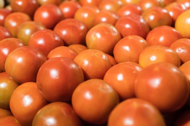 Tomates frescos no supermercado Legumes e frutas expostos para o consumidor escolher