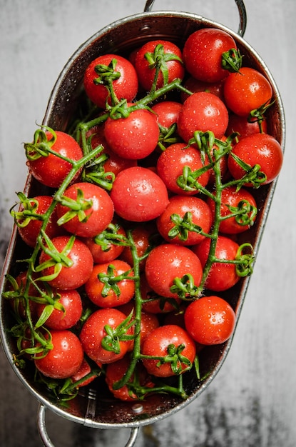 Tomates frescos numa mesa branca