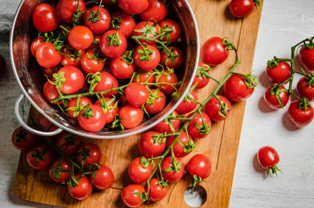 Foto tomates frescos numa mesa branca