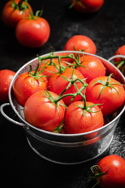 Tomates frescos numa mesa preta