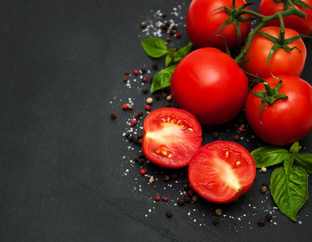 Tomates frescos numa mesa.