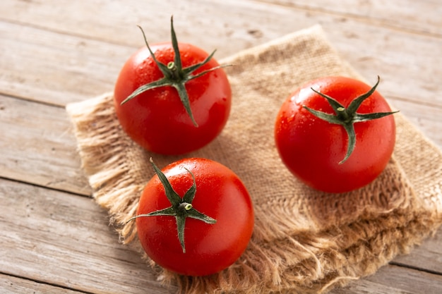 Tomates frescos orgánicos en mesa de madera rústica