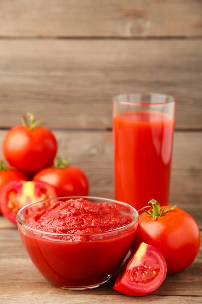 Foto tomates frescos con pasta y jugo