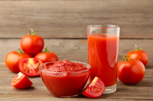 Tomates frescos con pasta y jugo