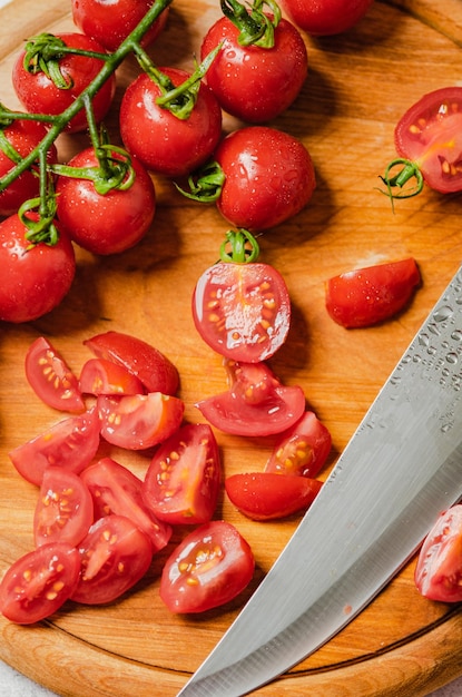 Tomates frescos picados numa prancha de cortar