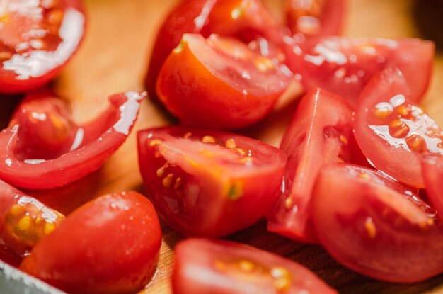 Tomates frescos picados en una tabla de cortar