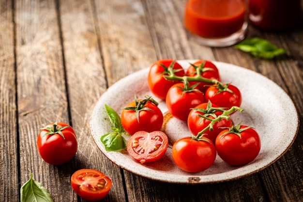 Tomates frescos en un plato