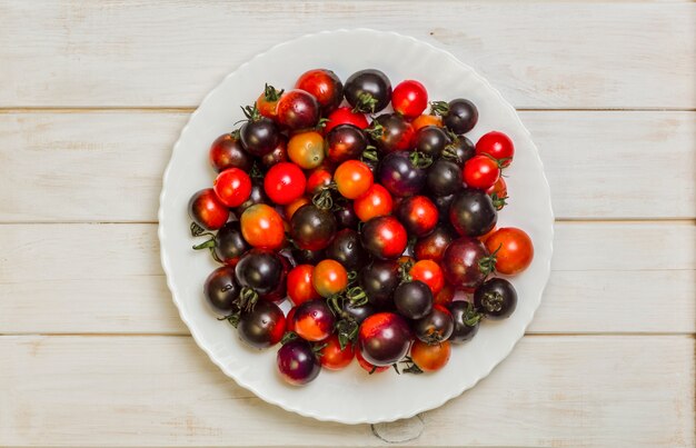 Tomates frescos en un plato.