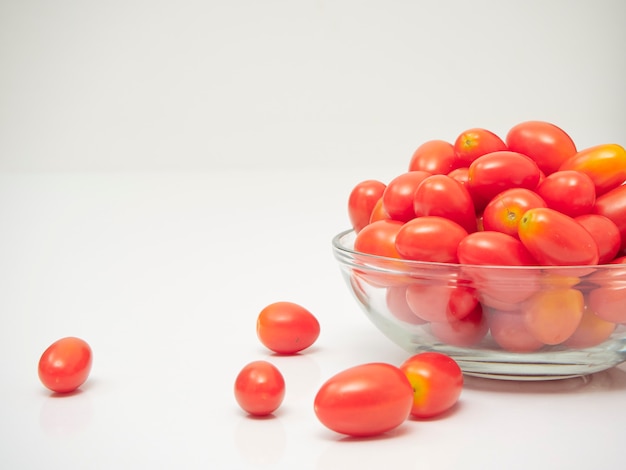 Tomates frescos en un recipiente de vidrio.