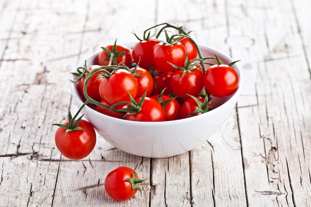 Tomates frescos en un recipiente