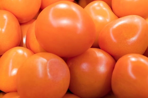 Tomates frescos rojos en el mostrador de la tienda.