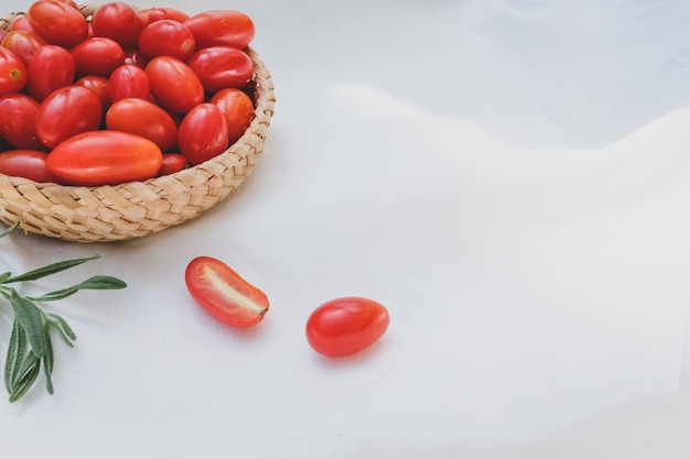 Tomates frescos y romero