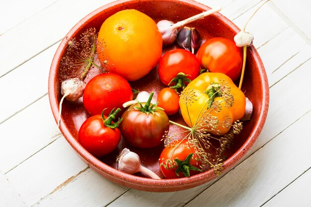 Tomates frescos salados Proceso de cocción, tomates enlatados Verduras encurtidas, conservadas sobre fondo blanco.