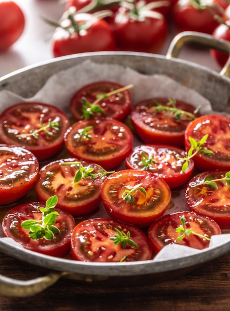 Tomates frescos en sartén listos para secar o asar.