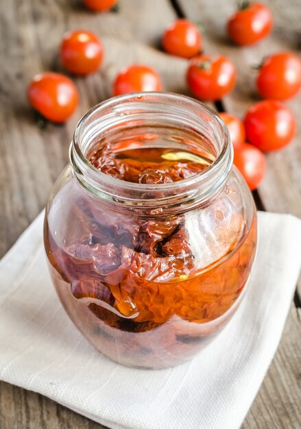 Tomates frescos y secados al sol