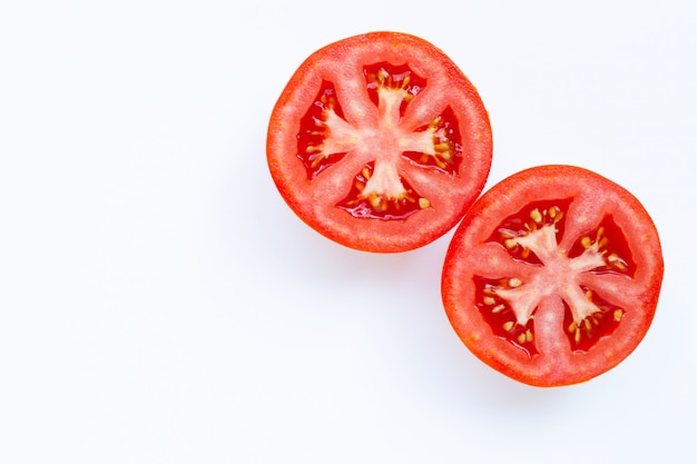 Tomates frescos sobre fondo blanco.