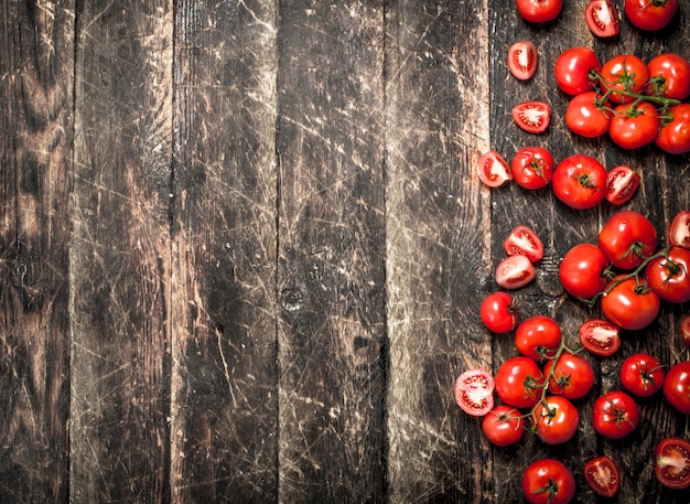 Tomates frescos. sobre fondo de madera.