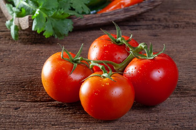 Tomates frescos sobre fondo de madera