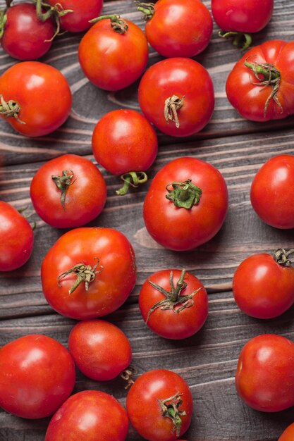 Tomates frescos sobre mesa de madera Tomates sobre fondo de madera