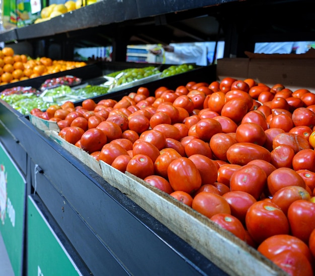 Foto tomates frescos en el supermercado