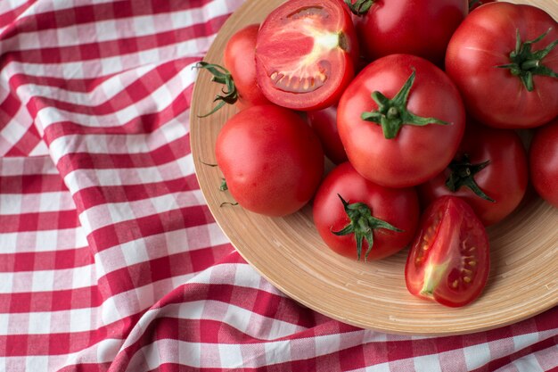 Tomates frescos en el tazón.