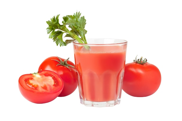 Tomates frescos y un vaso lleno de jugo de tomate