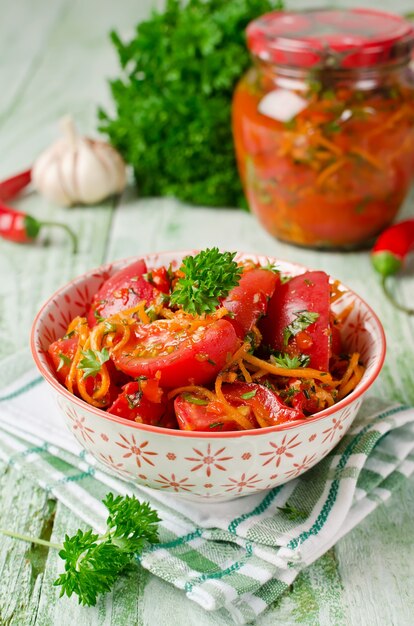 Tomates frescos zanahorias pimiento y especias verduras encurtidas caseras