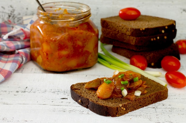 Tomates y frijoles en pan