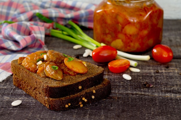 Tomates y frijoles en pan