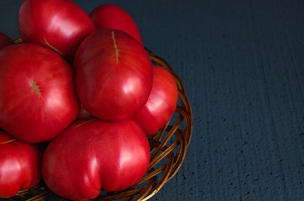 Tomates grandes na cesta