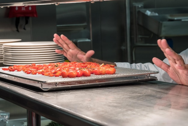 Tomates grelhados na cozinha comercial moderna