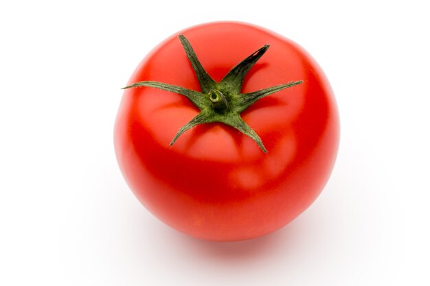 Tomates isolados na superfície branca.