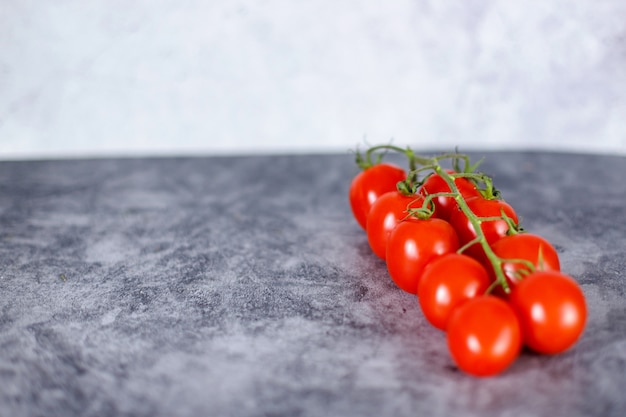 Tomates italianos frescos cereza sobre fondo oscuro