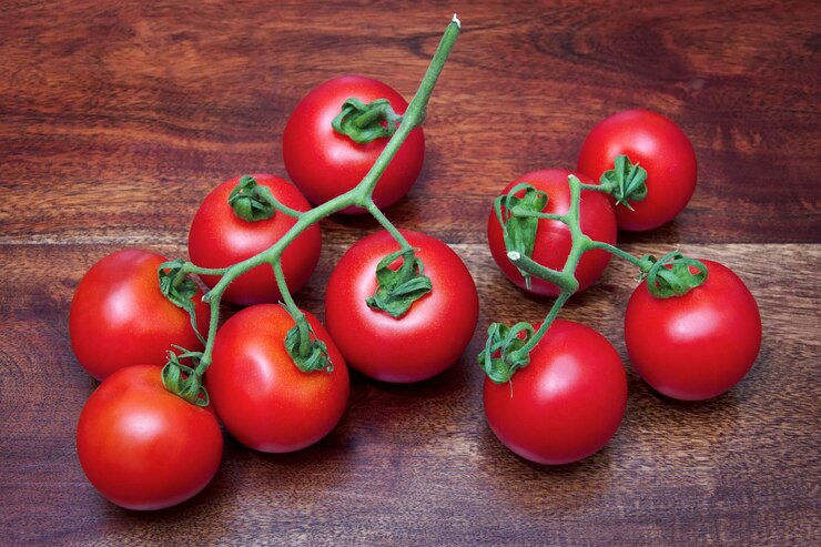 Foto tomates italianos numa mesa de madeira