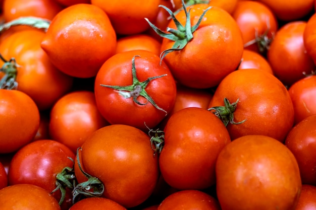 Tomates jugosos frescos en un mercado español