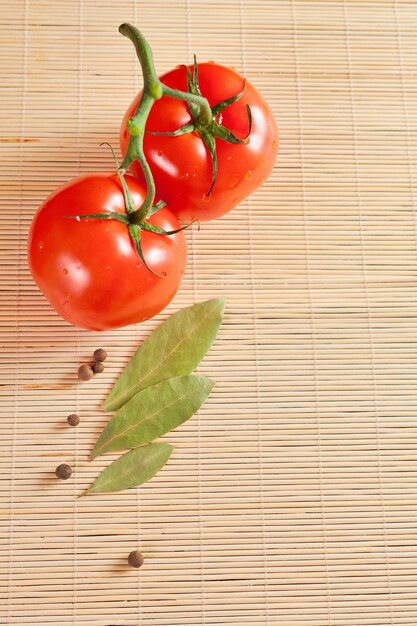 Tomates, laurel y pimienta de Jamaica