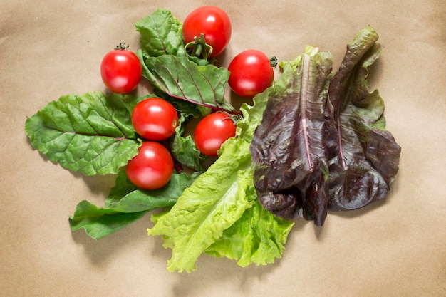 Tomates y lechuga de hoja