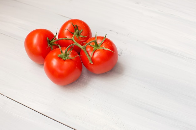 Tomates en madera.