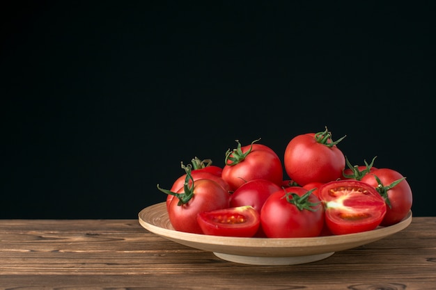 Tomates en madera