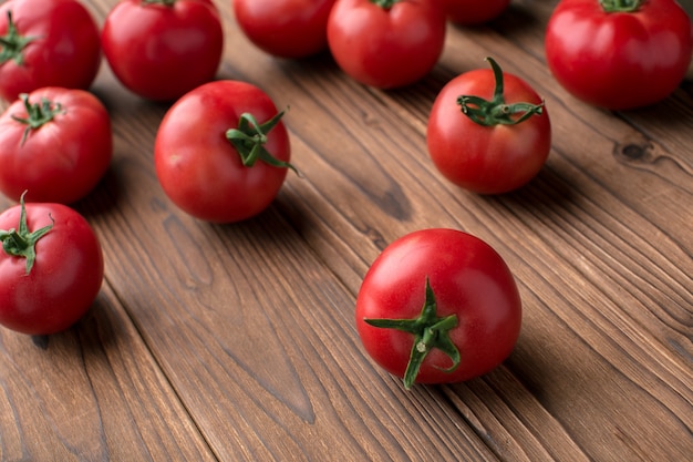 Tomates en madera