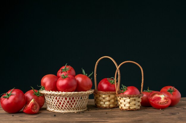 Tomates en madera