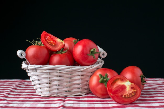 Tomates en madera