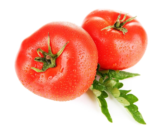 Tomates maduros aislados en blanco