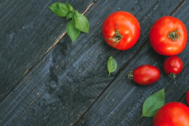 tomates maduros caseros en una mesa de madera