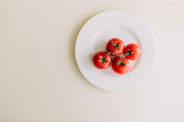 Tomates maduros em um prato.