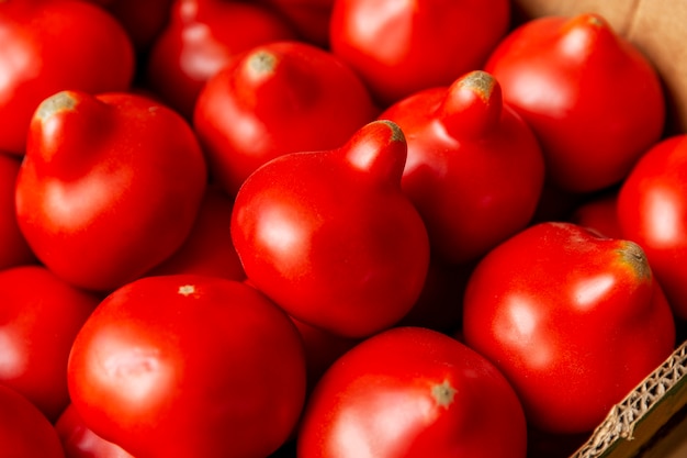 Tomates maduros em uma caixa no mercado. Fechar-se.