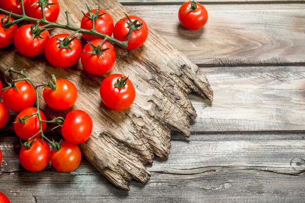 Tomates maduros em uma placa de corte