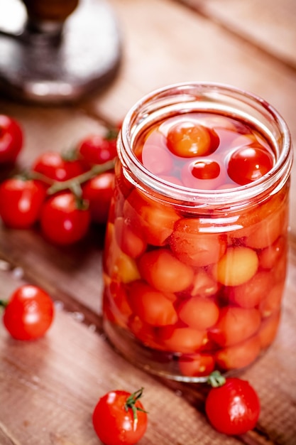 Tomates maduros en escabeche en un tarro de cristal